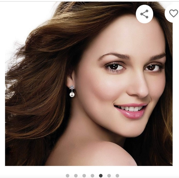 925 Sterling Silver Pearl Snowflake Stud Earrings - Picture 2 of 5